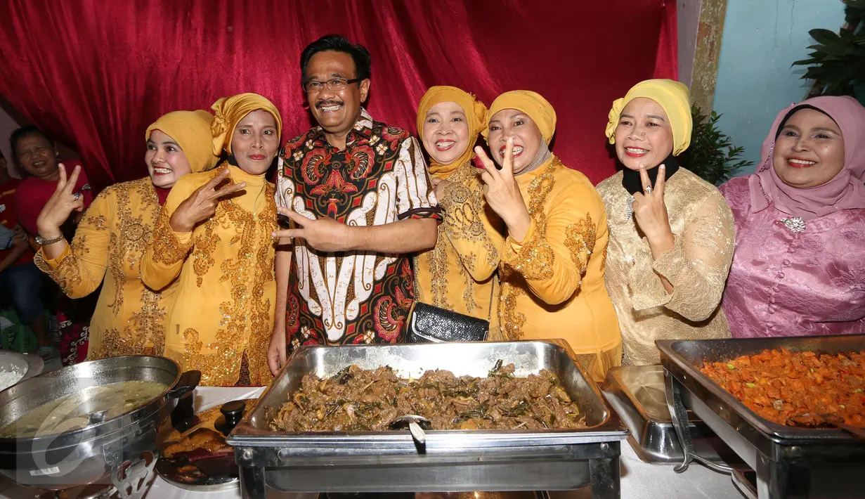 Cawagub DKI Jakarta Djarot Saiful Hidayat dan kerabat pengantin foto bersama ketika menghadiri pernikahan di Petogogan I, Jakarta Selatan, Minggu (11/12). (Liputan6.com/Fery Pradolo)