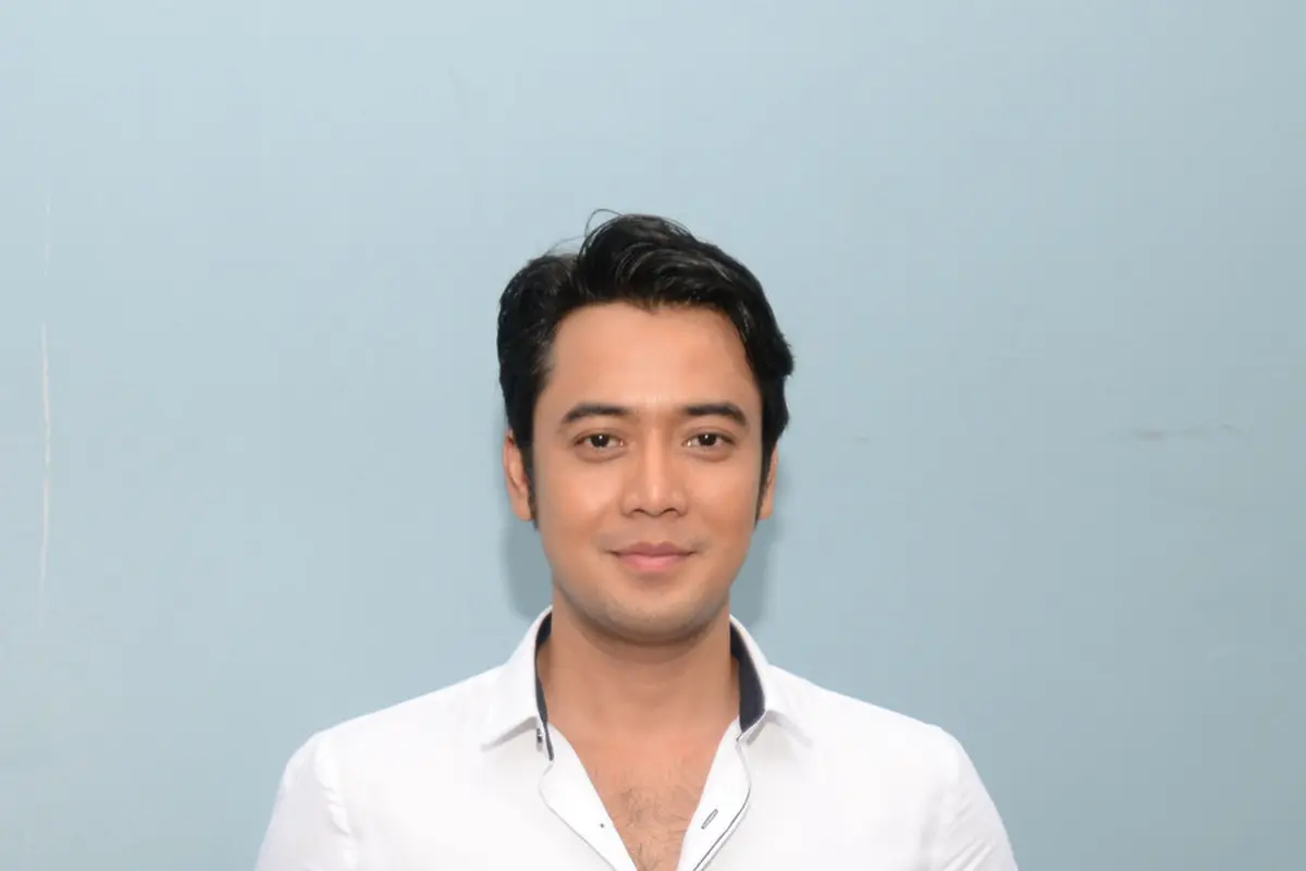Potret Gaya Kriss Hatta yang Selalu Tampil Simple