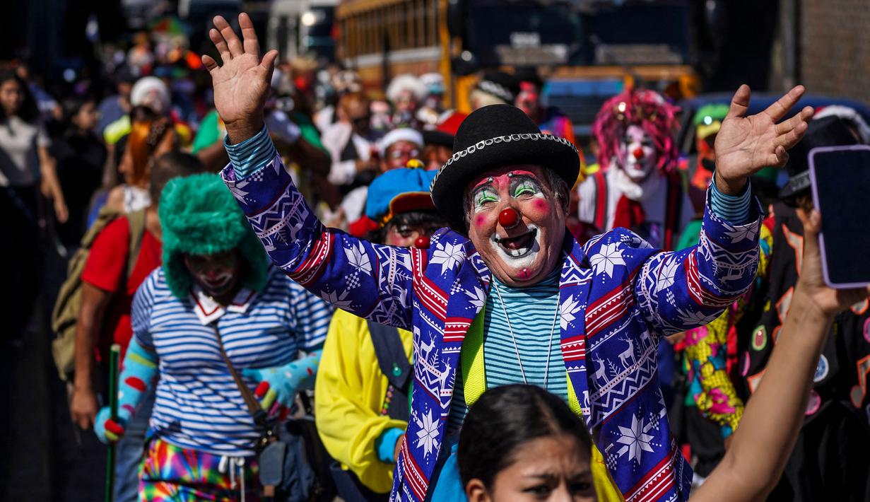 Perayaan ini sebagai penghargaan bagi para badut di El Salvador atas upaya mereka dalam menciptakan kegembiraan. (Camilo FREEDMAN/AFP)