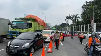 Polisi mengatur arus lalu lintas di depan Gedung DPR/MPR menyusul adanya aksi demontrasi yang dilakukan buruh dan mahasiswa. (Dok TMC Polda Metro Jaya)