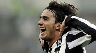 Selebrasi gol yang khas dari gelandang Juventus Alberto Aquilani di laga lanjutan Serie A melawan Bari di Olimpico, Turin, 16 Januari 2011. AFP PHOTO / Filippo MONTEFORTE 