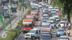 Angkutan umum mencoba menerobos jalur Trans-Jakarta di Jalan Otista Raya, Jakarta, Sabtu (19/11). Rendahnya separator pembatas membuat pengendara dapat leluasa masuk ke jalur tersebut, meskipun berbahaya bagi keselamatan. (Liputan6.com/Immanuel Antonius)