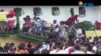Program mudik natal gratis di Pelabuhan Yos Sudarso, Ambon, yang diadakan Pemda Maluku kisruh karena banyaknya peminat.