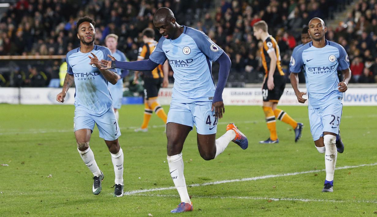 Pemain Manchester City, Yaya Toure mencetak satu gol lewat penalti pada laga Boxing Day di he Kingston Communications Stadium, (26/12/2016).  (Action Images via Reuters/Ed Sykes).