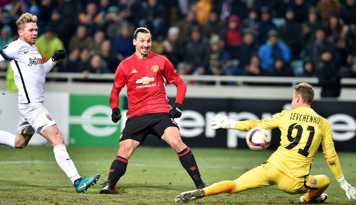 Akan tetapi, eks  Barcelona itu mampu menepis keraguan dan mendulang gol untuk Manchester United. Selama Desember 2016, Ibra mengemas lima gol dan tiga assist dari enam laga di Premier League. (AFP/Sergei Supinsky)