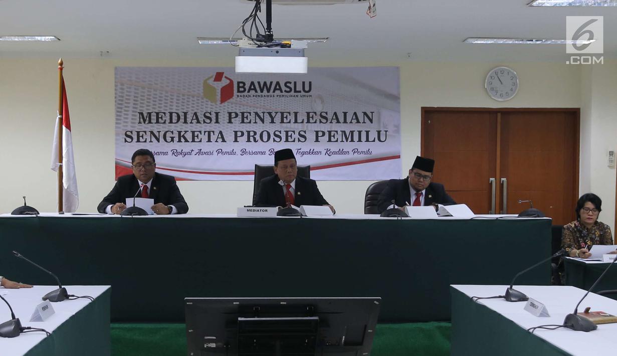 Ketua Bawaslu Abhan (tengah) saat memimpin sidang gugatan Partai Garuda dan Partai Berkarya di Jakarta, Sabtu (23/12). Melalui mediasi, Bawaslu menyatakan keputusan KPU tidak sah. (Liputan6.com/Angga Yuniar)