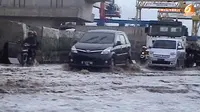 [VIDEO] Jalan Cakung-Cilincing Tergenang Air, Kendaraan Tersendat
