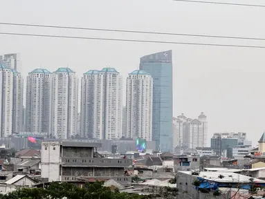 Sejumlah gedung pencakar langit berdiri tegak di Jakarta, Rabu (15/10/14). (Liputan6.com/Faizal Fanani)