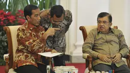 Presiden Joko Widodo (kiri) berbincang dengan Jaksa Agung M Prasetyo (tengah) disaksikan Wapres Jusuf Kalla (kanan) saat pertemuan dengan Kepala Kejaksaan Tinggi seluruh Indonesia di Istana Bogor, Jabar, Jumat (28/11). (ANTARA FOTO/Andika Wahyu)