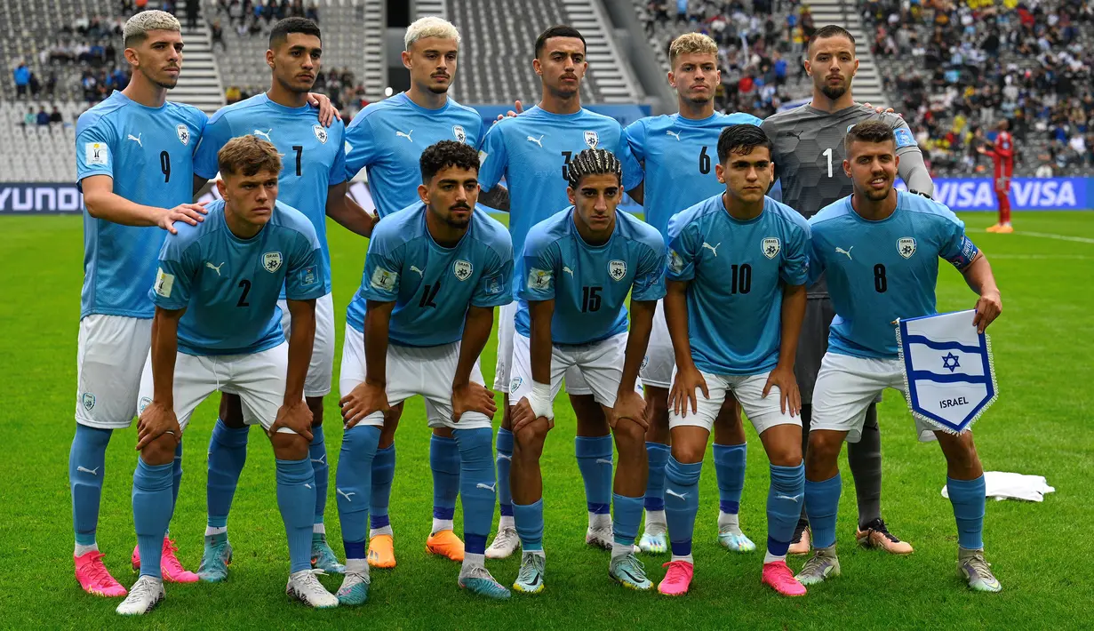Para pemain starting XI Timnas Israel U-20 berfoto sebelum dimulainya laga Grup C Piala Dunia U-20 2023 menghadapi Kolombia di Diego Armando Maradona Stadium, La Plata, Argentina (21/5/2023). Bersama Republik Dominika, Israel menjadi dua negara yang menjalani debut di Piala Dunia U-20 2023. Sehingga apapun hasil di Piala Dunia U-20 2023 menjadi capaian terbaik Israel. (AFP/Luis Robayo)