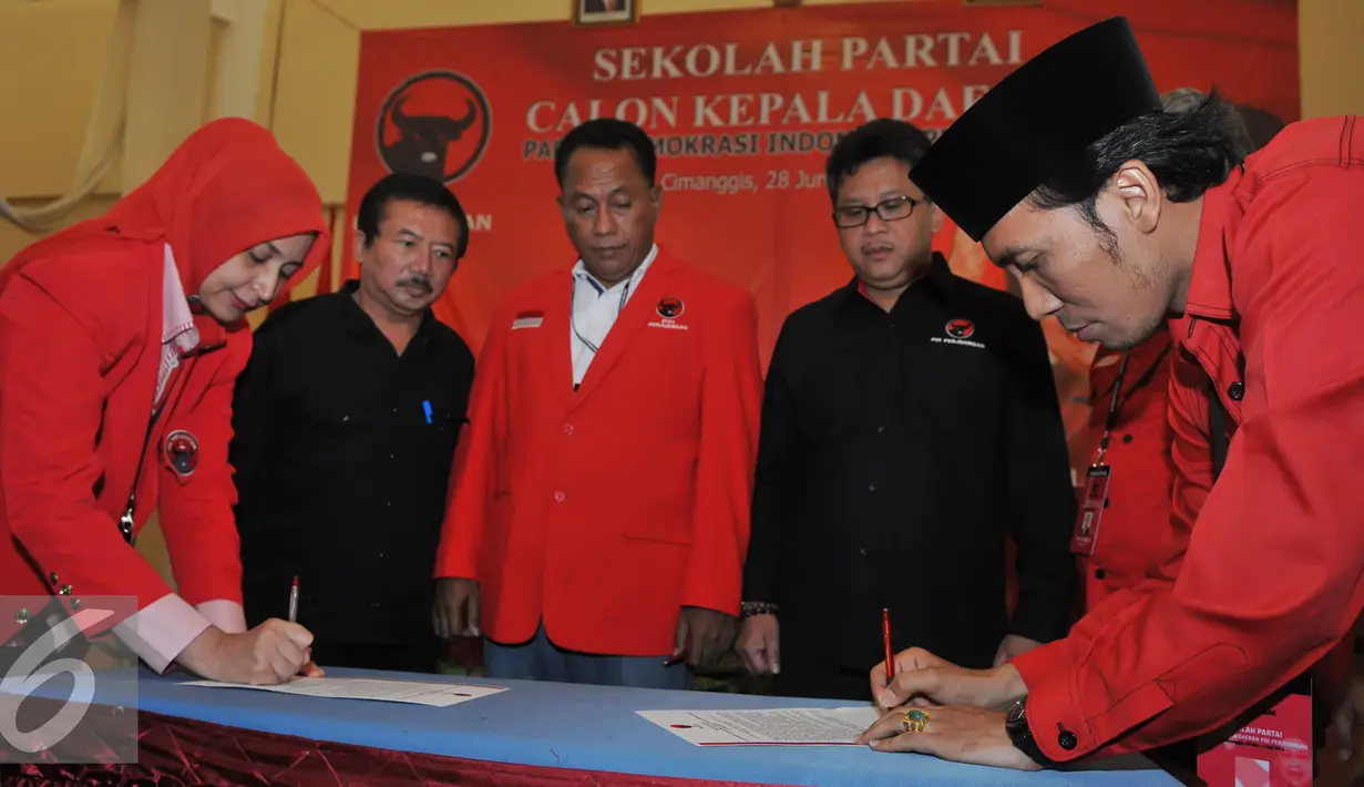 Sekjen PDIP, Hasto Kristianto menyaksikan penandatanganan calon kepala daerah dari PDIP, Jawa Barat, Jumat (3/7/2015). Sekolah partai berlangsung sejak 28 Juni hingga 3 Juli 2015 dihadiri 114 orang calon. (Liputan6.com/Herman Zakharia)