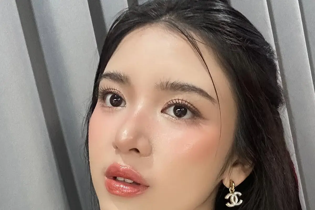 Pesona Tiara Andini Tampil dengan Makeup Look 'Habis Mandi' yang Jadi Tren Lebaran 2025