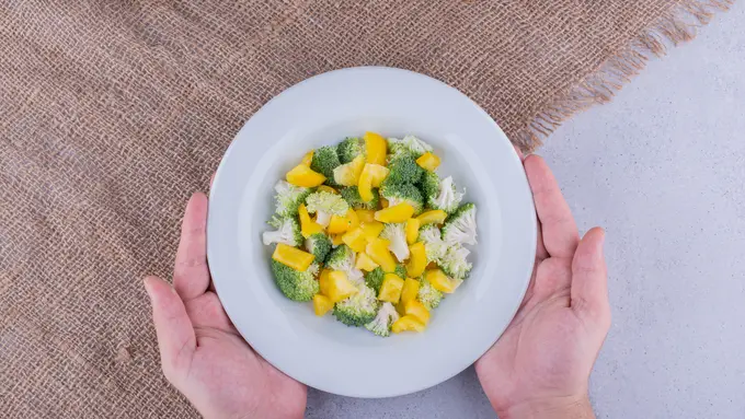 Trik memakai piring kecil untuk mengatur porsi makan