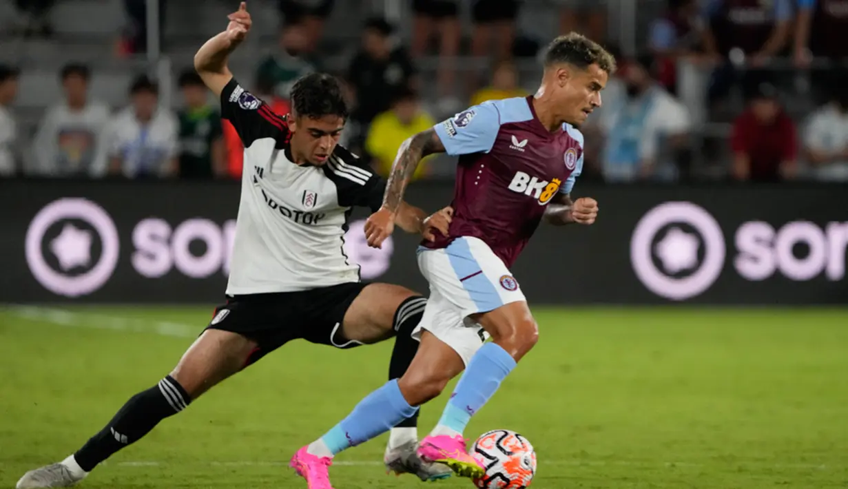 Fulham maupun Aston Villa memainkan komposisi terbaik sejak menit awal. Fulham bertumpu pada Carlos Vinicius di lini serang. Sedangkan, Emiliano Buendia yang andalan Villa untuk mengatur serangan. (AP Photo/John Raoux)