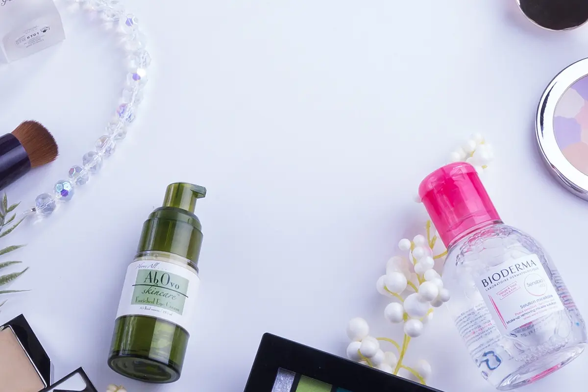 Tips hemat belanja makeup dan skincare / Photo by Jake Peterson on Unsplash