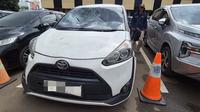 Mobil yang diamuk massa di Jalan Raya Margonda kini diamankan di Polres Metro Depok. (Liputan6.com/Dicky Agung Prihanto)
