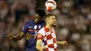 Gelandang Prancis, Aurelien Tchouameni berebut bola udara dengan gelandang Kroasia, Mateo Kovacic selama pertandingan UEFA Nations League di stadion Poljud, di Split, Kroasia, Selasa (7/6/2022). Prancis bermain imbang dengan Kroasia 1-1.  (AP Photo/Darko Bandic)