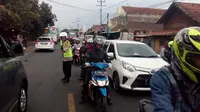 Kapolres Garut AKBP Budi Satria Wiguna, langsung turun ke lapangan mengamankan jalur lalu lintas arus balik yang terus meningkat di depan pos terpadu Limbangan, Garut (Liputan6.com/Jayadi Supriadin)