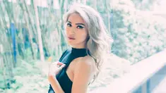 Jedar seringkali mengganti warna rambutnya. Salah satunya saat ibu satu anak ini mengganti warna rambutnya menjadi silver. Dengan rambut berwarna silver yang diurai, ibu satu anak ini terlihat elegan. (Liputan6.com/IG/@inijedar)