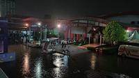 Genangan air usai hujan lebat di area Java Jazz Festival 2020, Kemayoran, Jakarta, Minggu (1/3/2020).