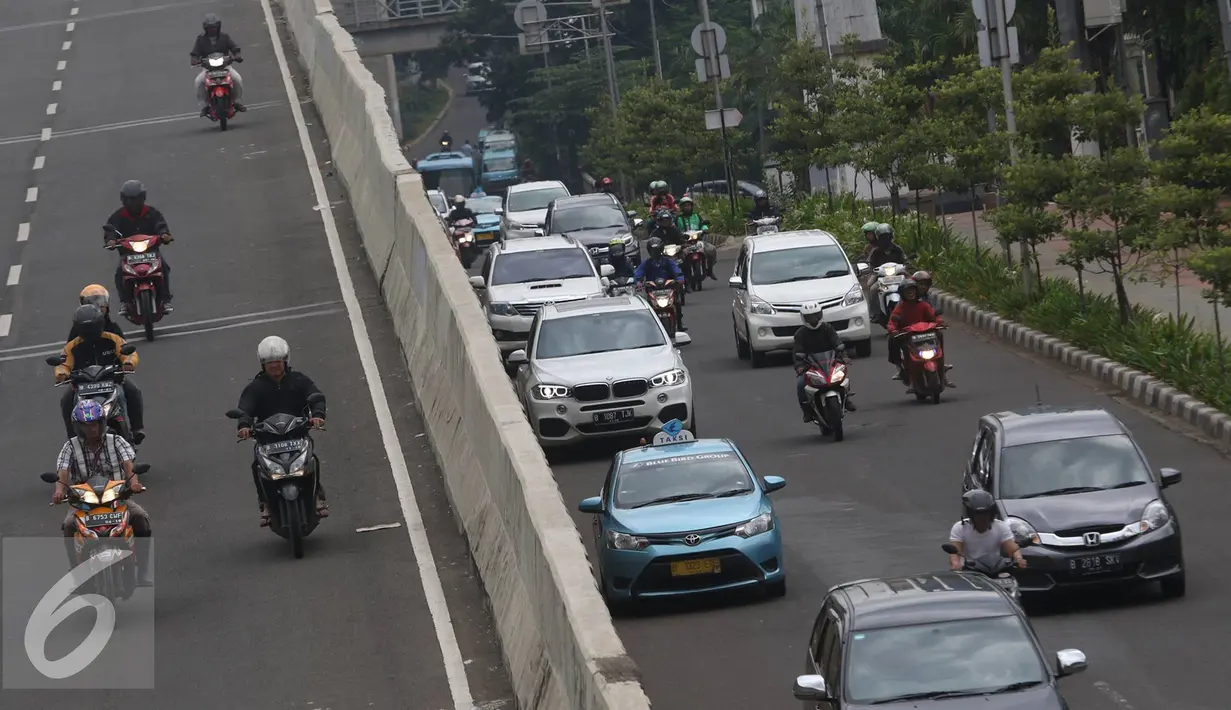 Pengendara motor melintas di Jalan Layang Non Tol Kampung Melayu arah Tanah Abang, Jakarta, Senin (9/1). Meski sudah dipasang rambu dilarang melintas, pengendara motor nekat melintasi JLNT Kampung Melayu-Tanah Abang. (Liputan6.com/Immanuel Antonius)