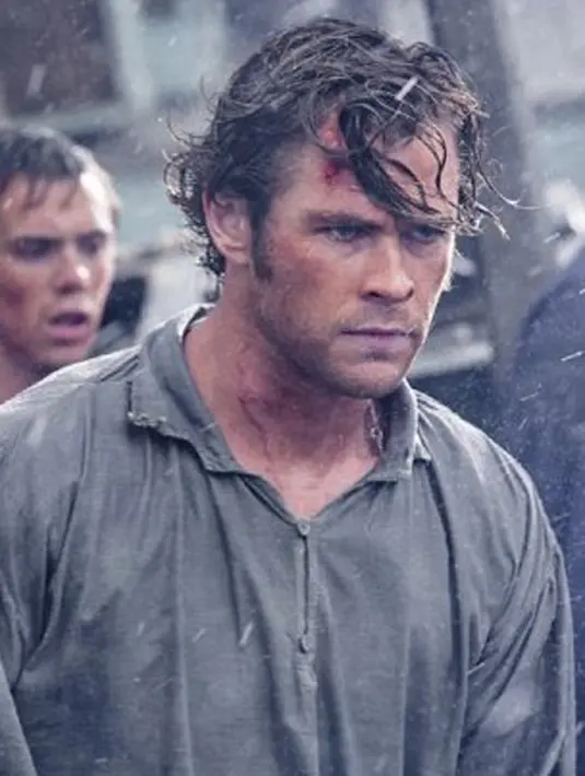 Dalam film ini Hemsworth berperan sebagai Owen Chase. Film ini mengisahkan tentang kecelakaan laut yang terjadi pada sebuah kapal di tahun 1820. Selama 90 hari, awak dan kru kapal terdampar dan berusaha bertahan hidup. (via dailymail.co.uk)