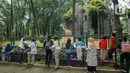 <p>Pengunjung melihat jerapah di Taman Margasatwa Ragunan, Jakarta, Senin (28/2/2022). Tempat wisata di Jakarta ramai dikunjungi warga saat libur Isra Miraj 2022. (Liputan6.com/Herman Zakharia)</p>