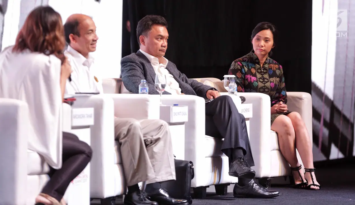 Livi Zheng (kanan) saat hadir menjadi pembicara dalam Forum Human Capital Indonesia (FHCI) di Jakarta, Kamis (9/11). Acara ini bertajuk Fostering Indonesian Heroes: The Future Competitive Great Talent. (Liputan6.com/Faizal Fanani)