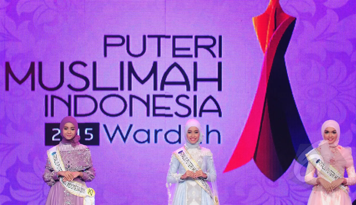 Nesa Aqila Herryanto Putri, Inka Noor Aulia dan Bunga Ade Tama saat berhasil lolos di babak tiga besar malam puncak penganugrahan Puteri Muslimah Indonesia 2015 di Studio 6 Emtek City, Jakarta, Rabu (13/5) malam. (Liputan6.com/Faisal R Syam)