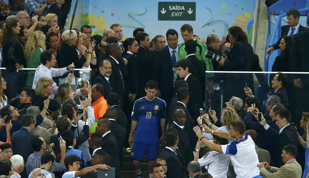 Para fans mengambil gambar Lionel Messi usai dianugerahi gelar pemain terbaik Piala Dunia 2014 di Stadion Maracana, Brasil, Senin (14/7/14). (REUTERS/Eddie Keogh)