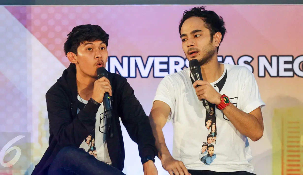 Pemain film The Guys, Indra Jegel (kiri) dan Marthino Lio memeriahkan Emtek Goes To Campus (EGTC) 2017 di Auditorium Universitas Negeri Semarang, Rabu (5/4). Untuk memulai EGTC 2017 dipilihlah kota Semarang, Jawa tengah.   (Liputan6.com/Yoppy Renato)