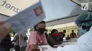 Pengendara yang terjaring razia masker menjalani pendataan di Jalan Panjang, Kedoya, Jakarta Barat, Senin (2812/2020). Pengendara yang tidak mengenakan masker langsung menjalani rapid test antigen gratis untuk mencegah penularan COVID-19. (merdeka.com/Dwi Narwoko)