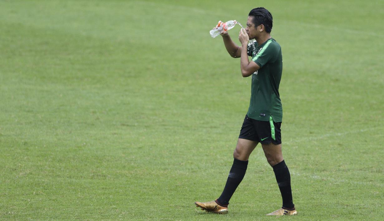 Pemain Timnas Indonesia U-22, Samuel Christianson, membasahi wajahnya usai latihan di Stadion Madya Senayan, Jakarta, Kamis (24/1). Latihan ini merupakan persiapan jelang Piala AFF U-22. (Bola.com/Yoppy Renato)