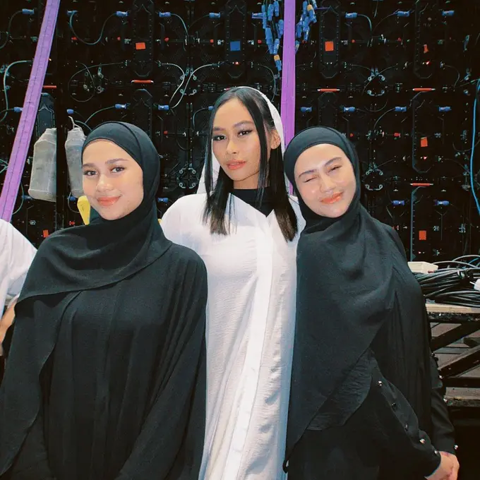 Outfit bukber artis pakai baju warna hitam