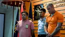 Terrence Murrel dihadirkan saat konferensi pers di kantor Imigrasi di Jimbaran, Bali (30/7/2019). Model Inggris ini ditangkap pihak Imigrasi karena tinggal selama 151 hari dan dia diduga menggunakan narkotika. (AFP Photo/Sonny Tumbelaka)