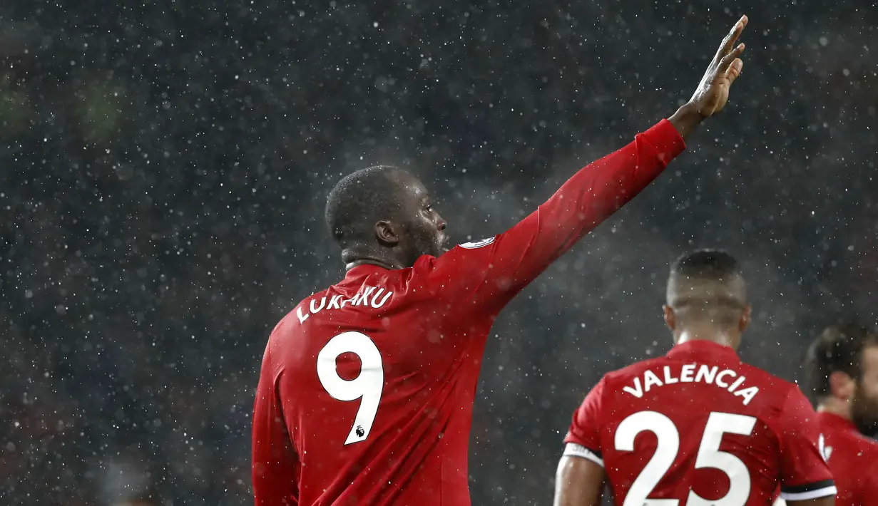 Striker Manchester United, Romelu Lukaku, menyapa suporter usai pertandingan melawan AFC Bournemouth pada laga Premier League di Stadion Old Trafford, Rabu(13/12/2017). Manchester United menang 1-0 atas AFC Bournemouth. (AP/Martin Rickett)
