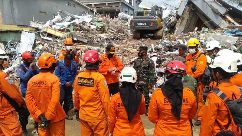 Basarnas masih mencari dan mengevakuasi korban gempa di Mamuju dan Majene, Sulbar. (Foto: Liputan6.com/Abdul Rajab Umar)