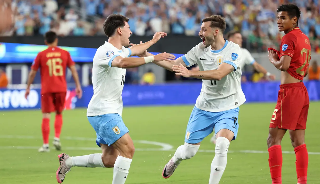 Facundo Pellistri (kiri) membuka kemenangan Uruguay atas Bolivia lewat golnya di menit ke-8. (CHARLY TRIBALLEAU/AFP)