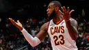 Pebasket Cleveland Cavaliers, LeBron James, merayakan kemenangan atas Atlanta Hawks pada laga NBA di Philips Arena, Atlanta, Kamis (30/11/2017). Hawks kalah 114-121 dari Cavaliers. (AP/Kevin C. Cox)