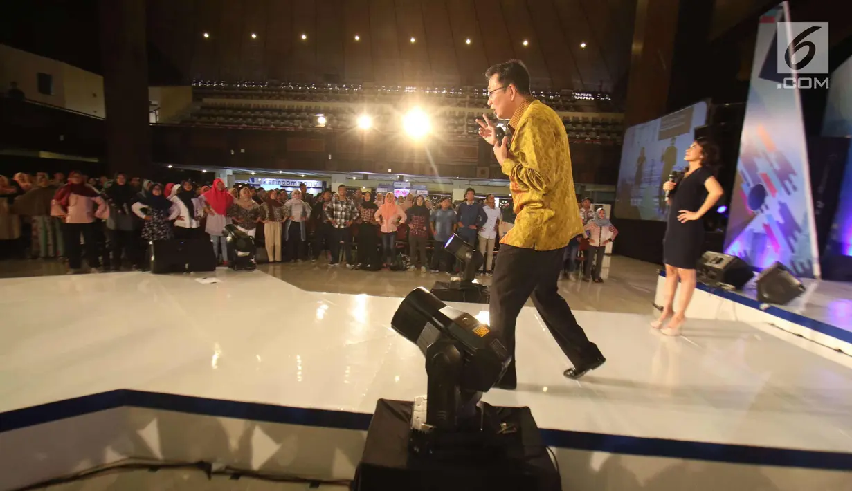 Motivator Tung Desem Waringin menjadi narasumber Inspiring People di EGTC 2017 di Universitas Gadjah Mada, Yogyakarta, Rabu (1/11). EGTC 2017 berlangsung dua hari pada Selasa 31 Oktober 2017 dan Rabu 1 November 2017. (Liputan6.com/Helmi Afandi)