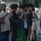 Umat Muslim melaksanakan sholat Idul Fitri 1442 H di masjid Raya Al Arif, Jalan Stasiun Senen, Jakarta, Kamis (13/5/2021). Seluruh umat muslim serentak melaksanakan salat Ied di sejumlah masjid dan jalan terbuka dengan menerapkan protokol kesehatan. (merdeka.com/Imam Buhori)