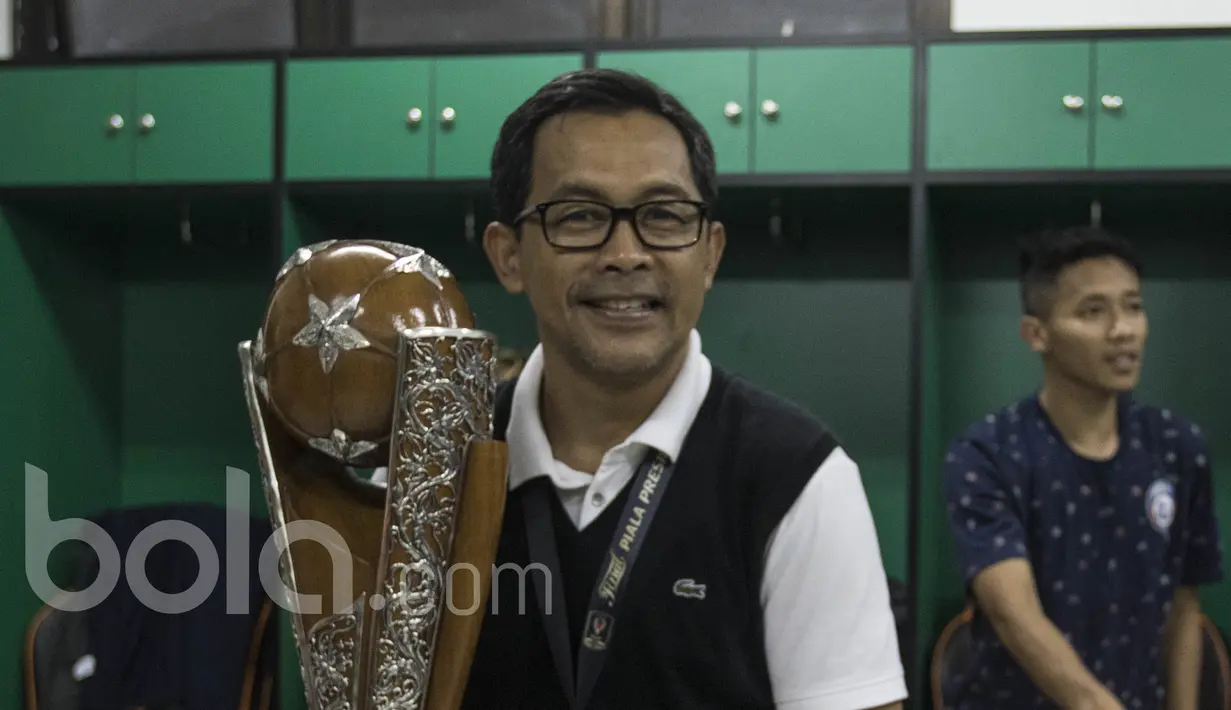 Pelatih Arema FC, Aji Santoso, merayakan gelar perdananya sebagai pelatih Singo Edan dengan meraih trofi Piala Presiden 2017. (Bola.com/Vitalis Yogi Trisna)
