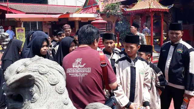 Novotel mengajak anak-anak dari Pondok Pesantren Amanatul Huda, Tajur, Ciledug Kota Tangerang, berwisata di kawasan pemukiman pecinaan tua di Kali Pasir, Kota Tangerang. (Mita/Liputan6.com)