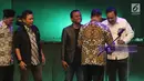 Panglima TNI Jendrral Gatot Nurmantyo memberikan piala kepada GM Programming Indosiar, Ekin Gabriel Surbakty pada acara Milad MUI ke-42 dan Anugerah Syiar Ramadan 2017 di Jakarta, Kamis malam (26/7). (Liputan6.com/Herman Zakharia)