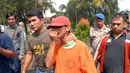 Pemuda berusia 20 tahun tersebut terlihat menutupi wajahnya dari sorotan kamera. (Liputan6.com/Miftahul Hayat)