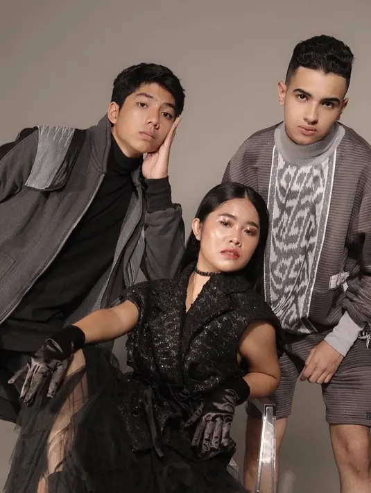 Pemilik nama Alifa Azzahra Lubis ini tampil cantik di antara dua cowok tampan. Keakraban yang terjalin dari lokasi syuting ini nantinya akan terus dipertahankan. Apalagi dengan adanya pemotretan ini, hasilnya tentu akan menjadi kenang-kenangan dari persahabatan ketiga artis tersebut. (Liputan6.com/IG/@suheilbisyir)