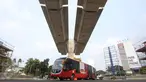Bus Transjakarta melintas di bawah proyek Jalan Layang Non-Tol (JLNT) Busway Tendean-Ciledug di Kebayoran Baru, Jakarta, Minggu (13/3/2016). Proyek JLNT tersebut sudah mencapai 60 persen dan ditargetkan selesai 2016 ini. (Liputan6.com/Immanuel Antonius)