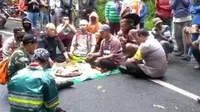 Ritual Kenduri dan Doa Bersama Untuk Mengevakuasi Mobil Yang Jatuh di Jurang Sengkan Mayit Jalur Ijen. (Hermawan Arifianto/Liputan6.com)