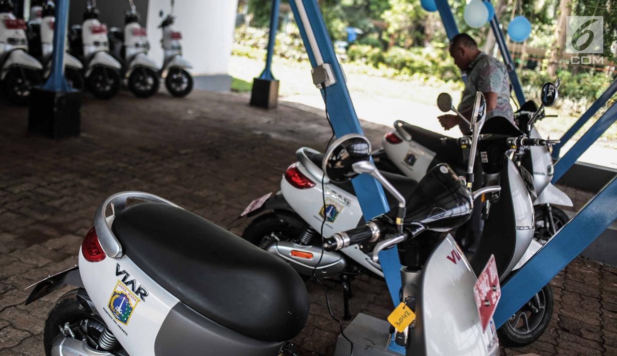 Petugas mengecek motor listrik di Taman Marga Satwa Ragunan, Jakarta, Kamis (13/12). Pemprov DKI menerima hibahan 50 motor listrik Viar Q1, 2 stasiun listrik tenaga surya, dan 3 stasiun pengisian listrik. (Liputan6.com/Faizal Fanani)