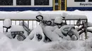 Sejumlah sepeda tertutup salju tebal di Stasiun Kereta Api Schongau, Jerman, Kamis (10/1). Hujan salju lebat diperkirakan akan terus berlanjut. (Karl-Josef Hildenbrand/dpa/AFP)